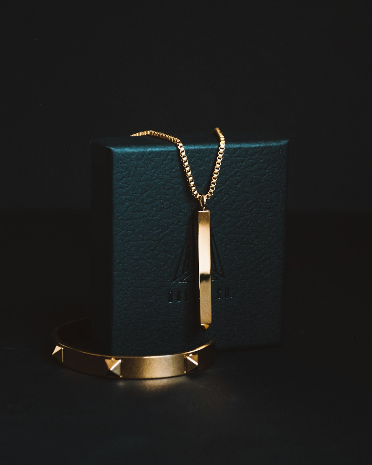 Minimal gold pendant necklace